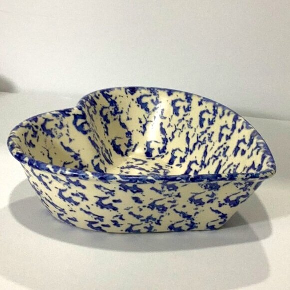 Vintage Pair of Blue & White Heart Shaped Ceramic Serving Bowls by Jacquelyne's - Picture 5 of 8